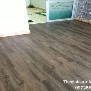 Thi công sàn nhựa keo dính M-005 cho phòng khách