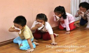 Men theo sàn để thoát hiểm khi cháy