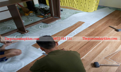 Thay moi san nhua cho nen gach hoa cu ki tai thai binh