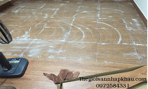 Quét mỏng một lớp keo dán sàn nhựa