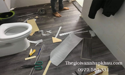 Thi công sàn nhựa hèm khóa cho nhà tắm