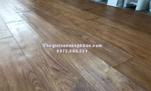 Sàn gỗ công nghiệp bị cong vênh sau một năm sử dụng