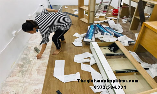 Không thể bỏ qua bước quét keo trước khi dán sàn keo dán
