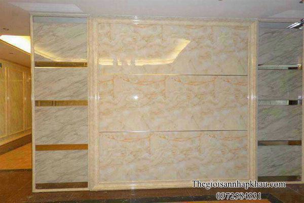 ngan-vach-tivi-voi-tam-op-nhua-van-da-pvc