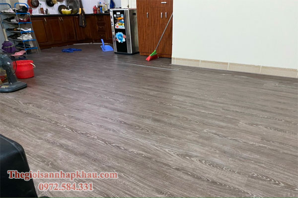 lap dat san nhua glotex s472 cho khong gian phong khach