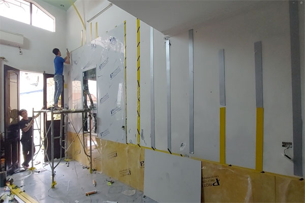 gia co xuong truoc khi lap dat nhua op tuong van da pvc