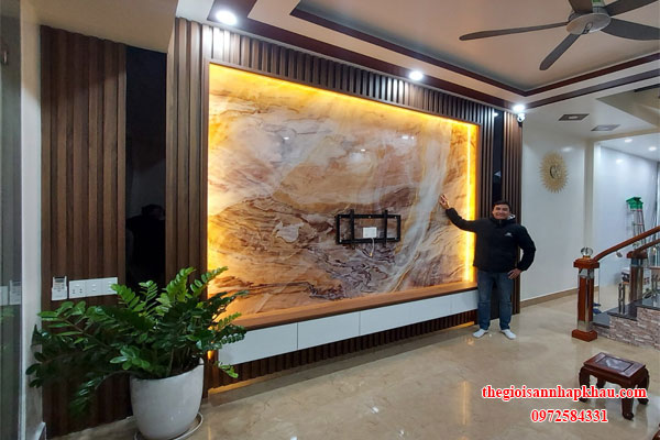 vach tivi phong khach duoc ket hop giua tam op lam song và tranh pvc trang guong